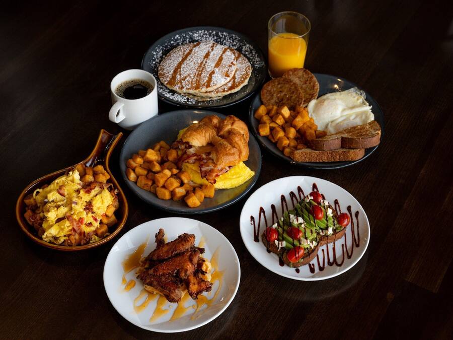 Diverse pietanze per la colazione su un tavolo di legno.