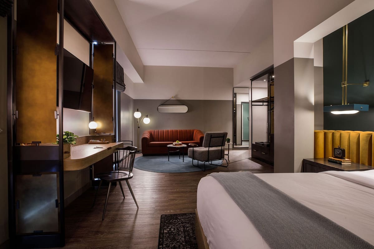 Suite, 1 slaapkamer, niet-roken, op de hoek | 1 slaapkamer, luxe beddengoed, pillowtop-bedden, een kluis op de kamer