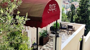 Un edificio con toldo rojo con la leyenda 