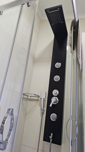 King Room | Bathroom | Shower, hair dryer, slippers, towels - Bude Ortaköy (Istanbul)