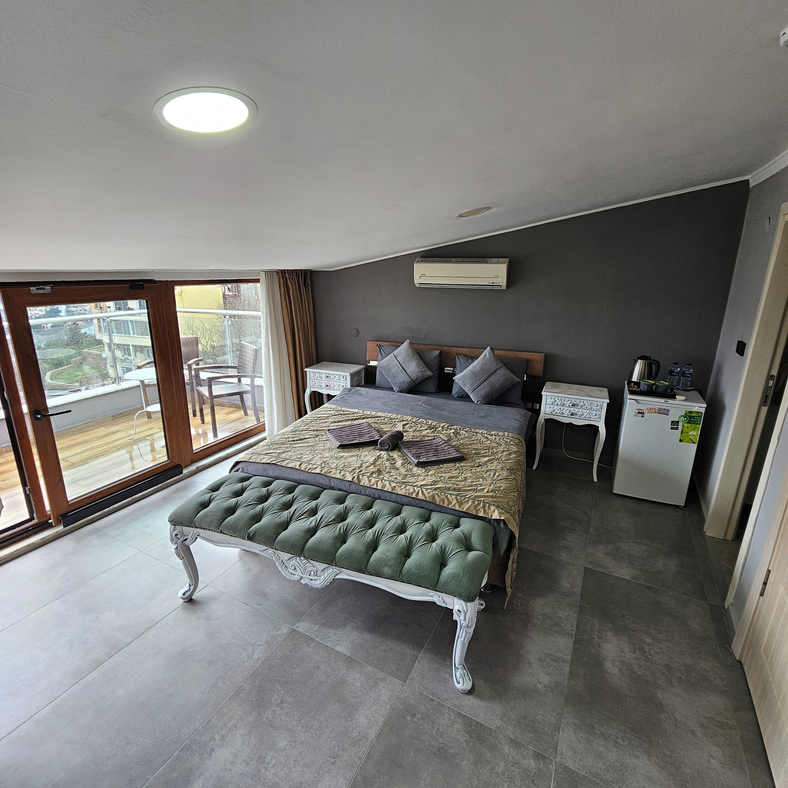 King Room | Decoración personalizada, tabla de planchar con plancha y wifi gratis 