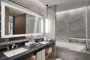 Separate tub and shower, rainfall showerhead, free toiletries - Hyatt Regency Xuzhou (Xuzhou)