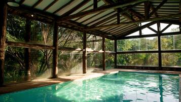 Piscina interna, piscina externa, espreguiçadeiras