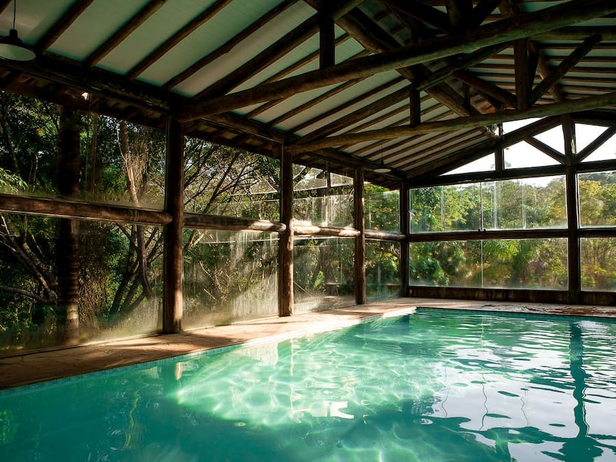 Inomhuspool, utomhuspool och solstolar