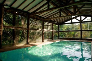 Piscina coperta, piscina all'aperto, lettini