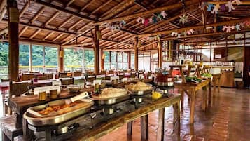 Café da manhã, almoço e jantar; culinária vegetariana