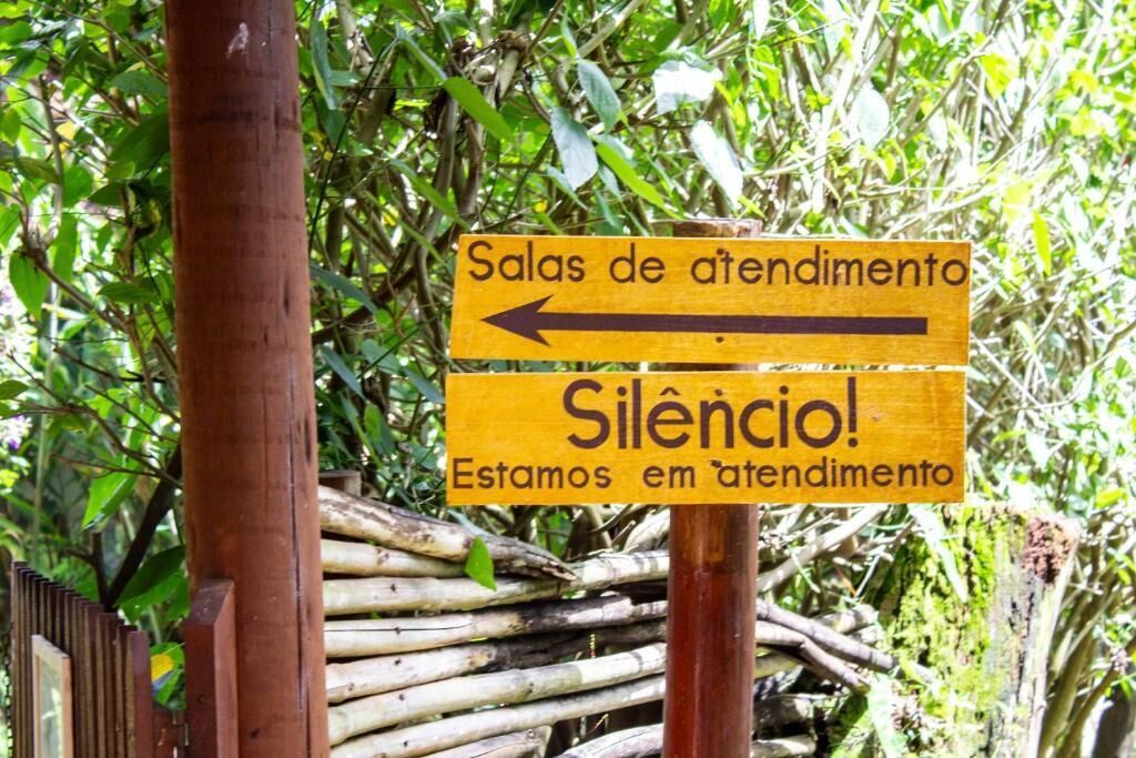 A sign with an arrow pointing left, indicating the direction to the reception area.