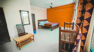 Una habitación con una cama, un banco de madera, una mesa y una ventana.
