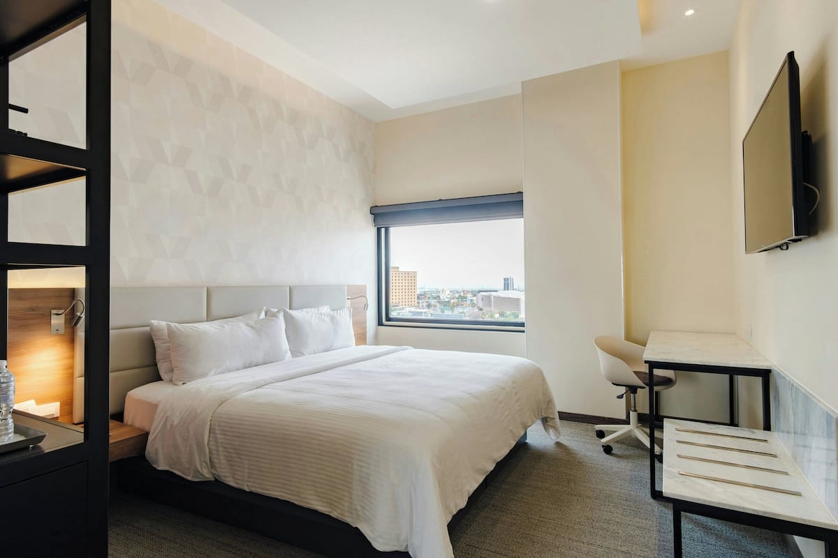 Standard Room, 1 King Bed, Non Smoking, City View | In-room safe, desk, blackout curtains, soundproofing