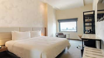 Executive Room, 1 King Bed, City View | In-room safe, desk, blackout drapes, soundproofing