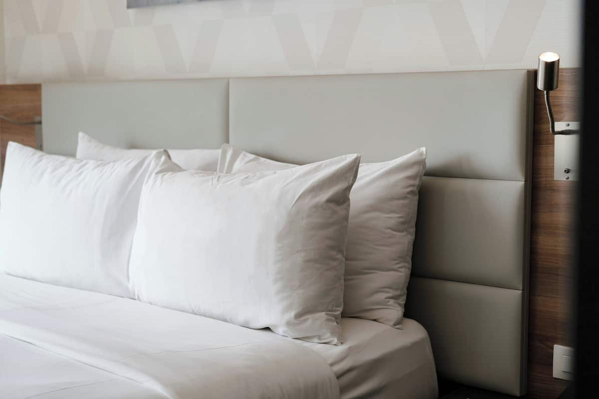 Standard Room, 1 Queen Bed, Non Smoking | In-room safe, desk, blackout curtains, soundproofing