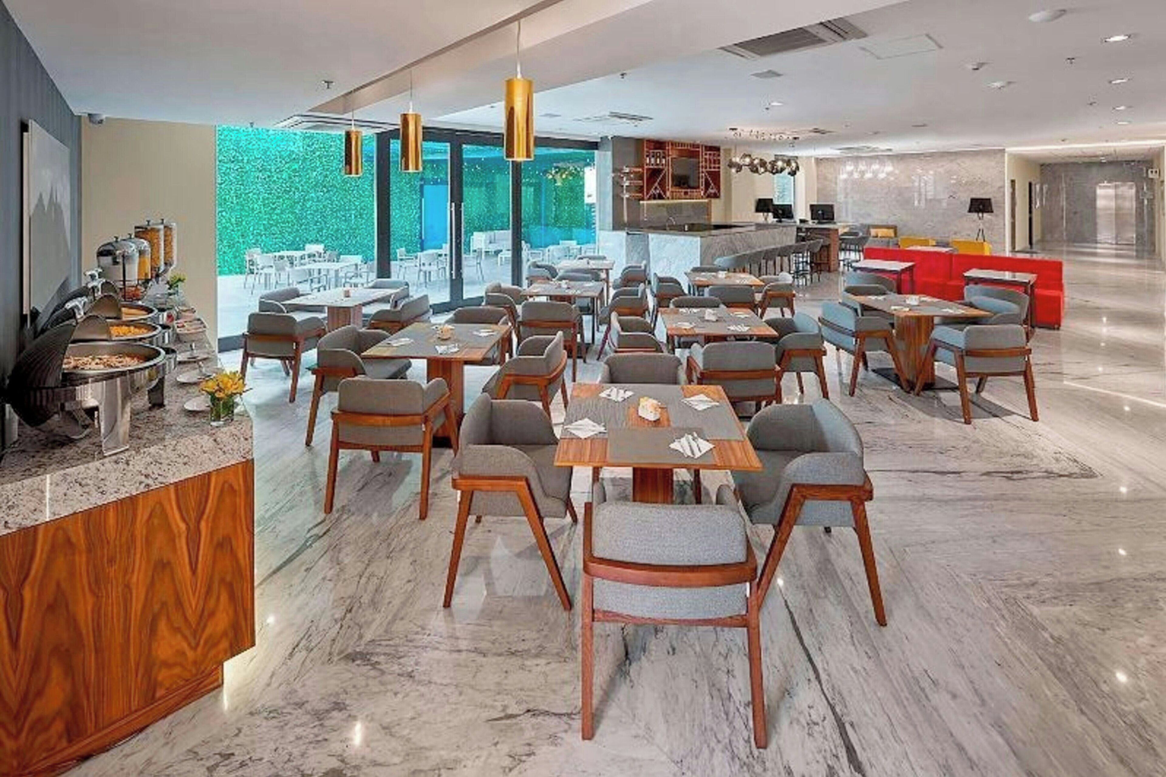 供应早餐、午餐和晚餐，国际美食