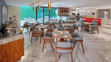 Frokost, lunsj og middag serveres, internasjonale retter