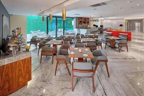 Frokost, lunsj og middag serveres, internasjonale retter 