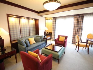 迷你吧、房內夾萬、書桌、手提電腦工作空間