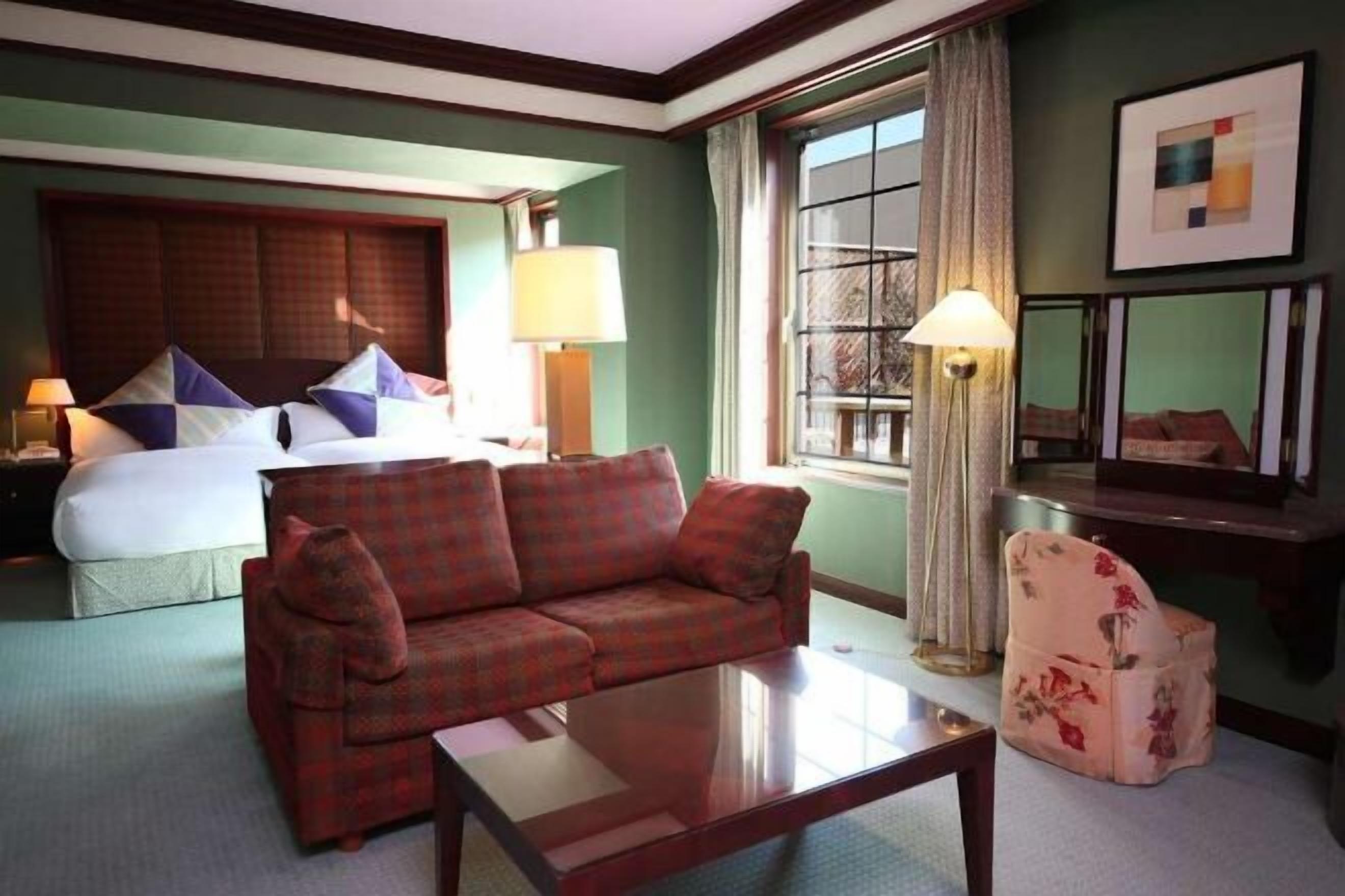 In-room safe, desk, laptop workspace, soundproofing