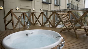 個別の浴槽とシャワー、バスアメニティ (無料)、ヘアドライヤー、スリッパ