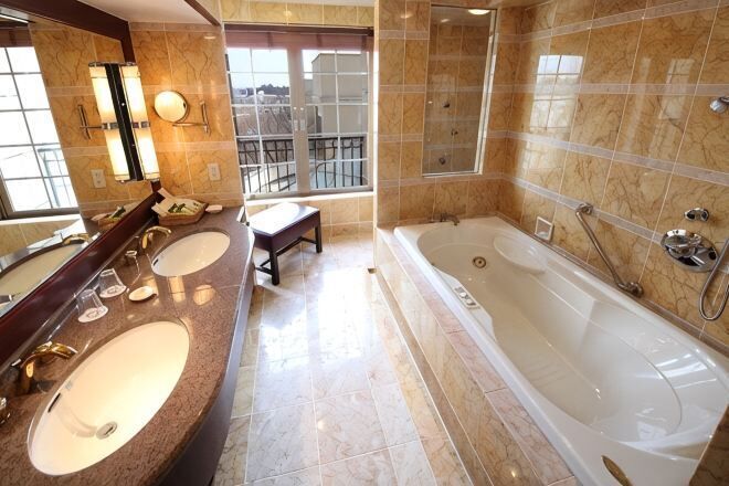 Bathroom | Separate tub and shower, free toiletries, hair dryer, slippers