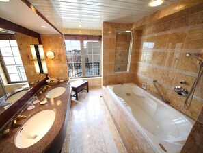Bañera y ducha independientes, artículos de tocador gratuitos
