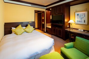 Minibar, in-room safe, desk, laptop workspace - Mito Plaza Hotel (Mito)