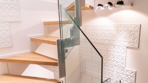 Un escalier moderne avec des rampes en verre et des marches en bois.