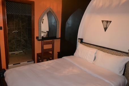 双人房(单人入住) | 浴室 | 淋浴设施、大花洒淋浴喷头、免费洗浴用品、拖鞋