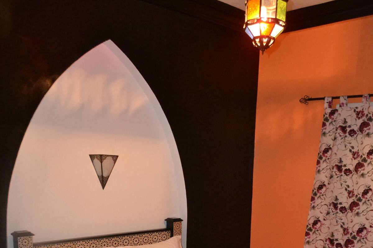 Double Room Single Use | In-room safe, blackout drapes, WiFi (free)