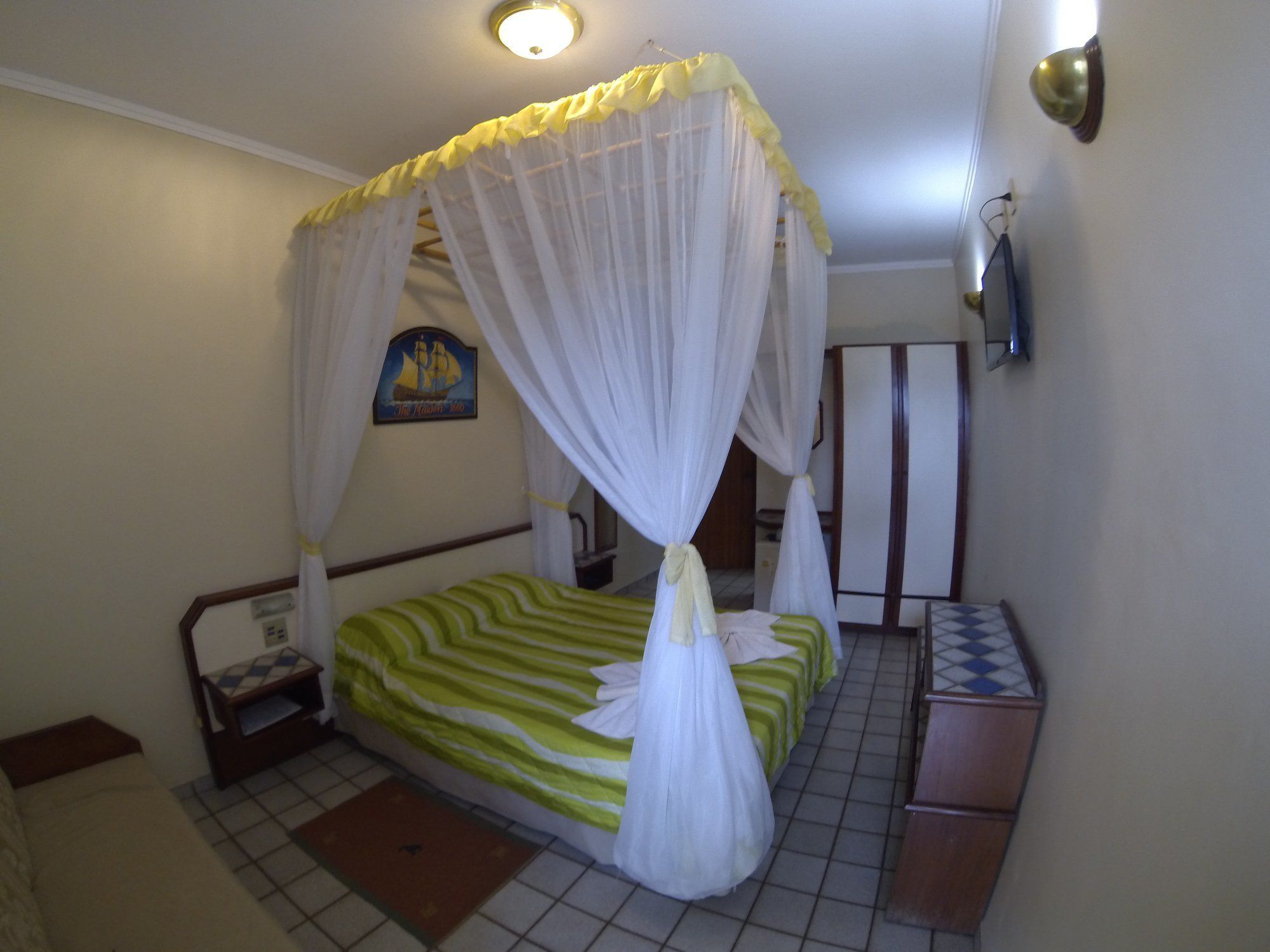 standard room | minibar, in-room safe, free wifi, bed sheets