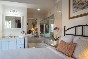 Suíte romântica, 1 cama Queen, banheira de hidromassagem, no piso térreo (Spa) | Roupas de cama de algodão egípcio, roupas de cama premium
