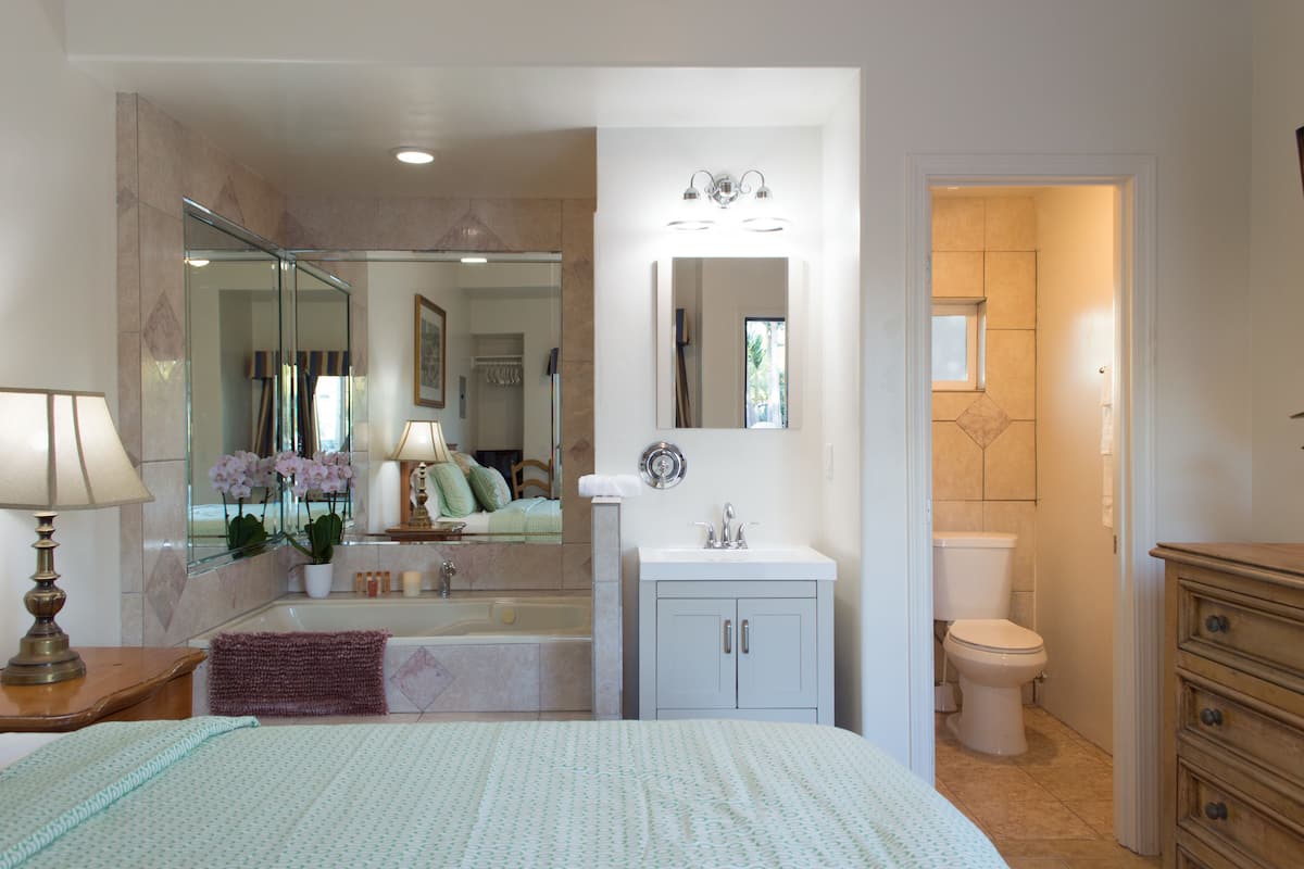Quarto, 1 cama King, banheira de hidromassagem, no piso térreo | Banheira de hidromassagem particular