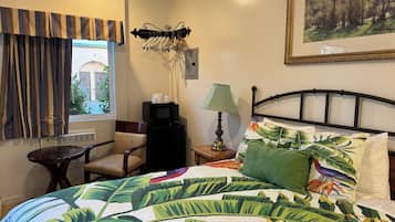 Schreibtisch, laptopgeeigneter Arbeitsplatz, Verdunkelungsvorhänge