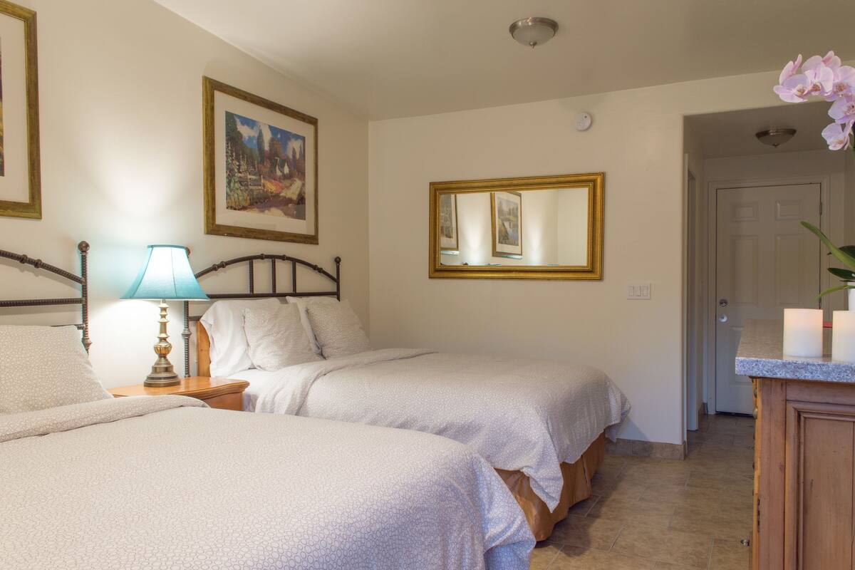 Quarto, 2 camas Queen, varanda, no piso térreo | Roupas de cama de algodão egípcio, roupas de cama premium