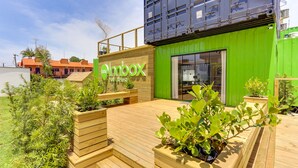 Un edificio verde con un letrero que dice 