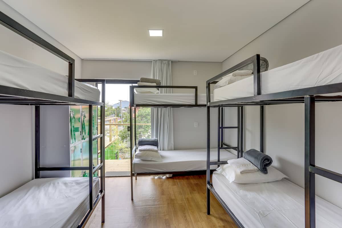 Äänieristys, silitysrauta/-lauta, ilmainen Wi-Fi, vuodevaatteet