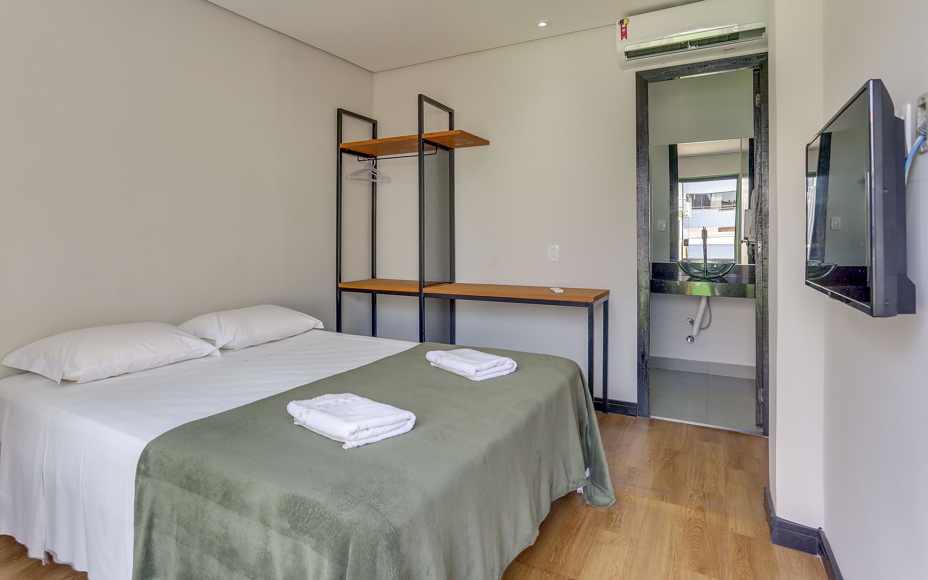 Suite, Accessible | Soundproofing, iron/ironing board, free WiFi, bed sheets