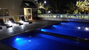 Piscine extérieure, chaises longues