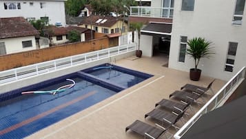 Piscina externa, funciona das 9h às 22h, espreguiçadeiras