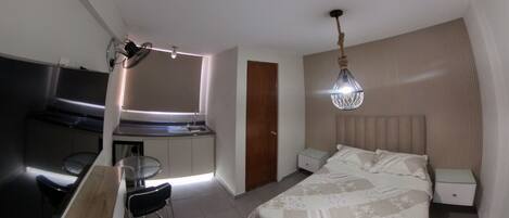 ميني بار وستائر تعتيم وواي فاي مجانًا وملاءات أسرّة