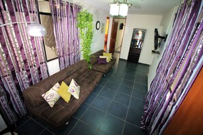 Leilighet, 3 soverom | Oppholdsområde | En 32-tommers LCD-TV med kabel-kanaler samt TV