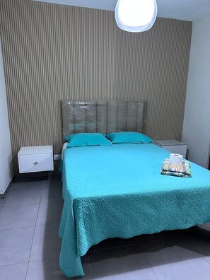 Minibar, blendingsgardiner, wi-fi (inkludert) og sengetøy