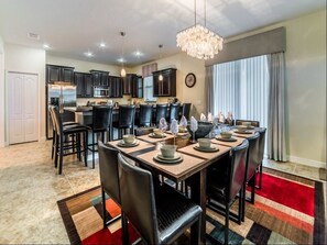 Talo, 6 makuuhuonetta, yksityinen uima-allas (6 Bathrooms - SCH) | Ruokailu omassa huoneessa