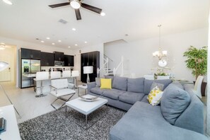 Casa adosada, 5 habitaciones, piscina privada (5 Bathrooms - WoHP) | Zona de estar | Una televisión de plasma