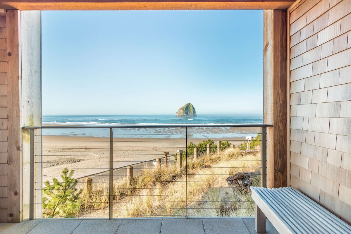Un balcon avec vue sur la plage et l’océan.