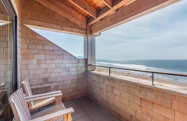 A wooden deck with benches overlooking a beach. - Headlands Coastal Lodge & Spa (Pacific City)