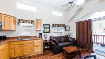 Perhemökki | Yksityinen keittiö | Mikroaaltouuni, ruokailupöytä