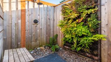 Signature Room, Kitchen (SLINGSHOT) | Bathroom shower