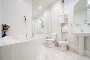 Basic Apartment, 1 Double Bed with Sofa bed, Non Smoking (Nezavisimosty 23) | Iron/ironing board, free WiFi, bed sheets
