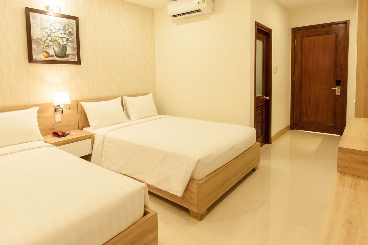 Minibar, laptop workspace, soundproofing, WiFi (free)
