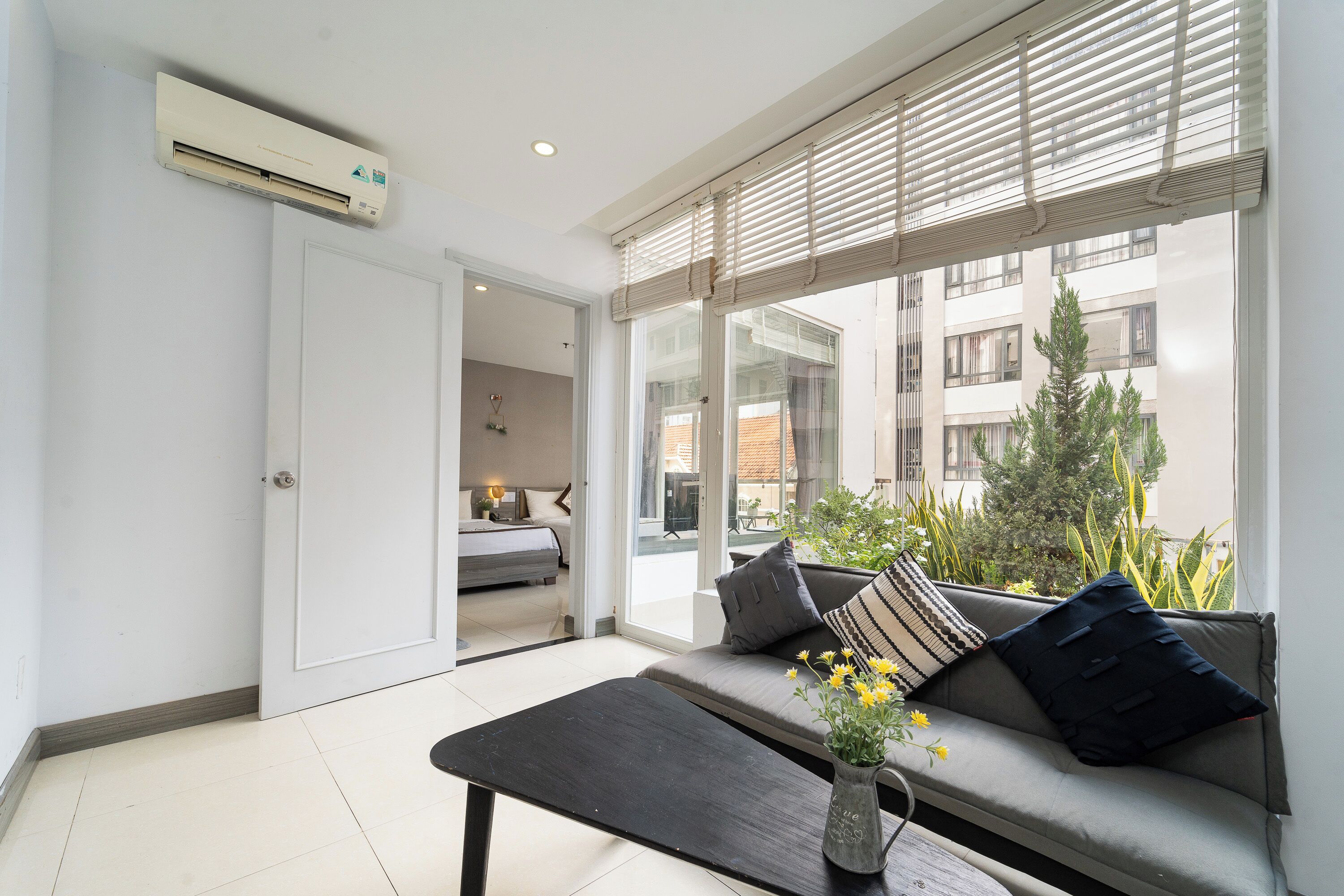 Minibar, espacio para trabajar con laptop y sistema de insonorización 