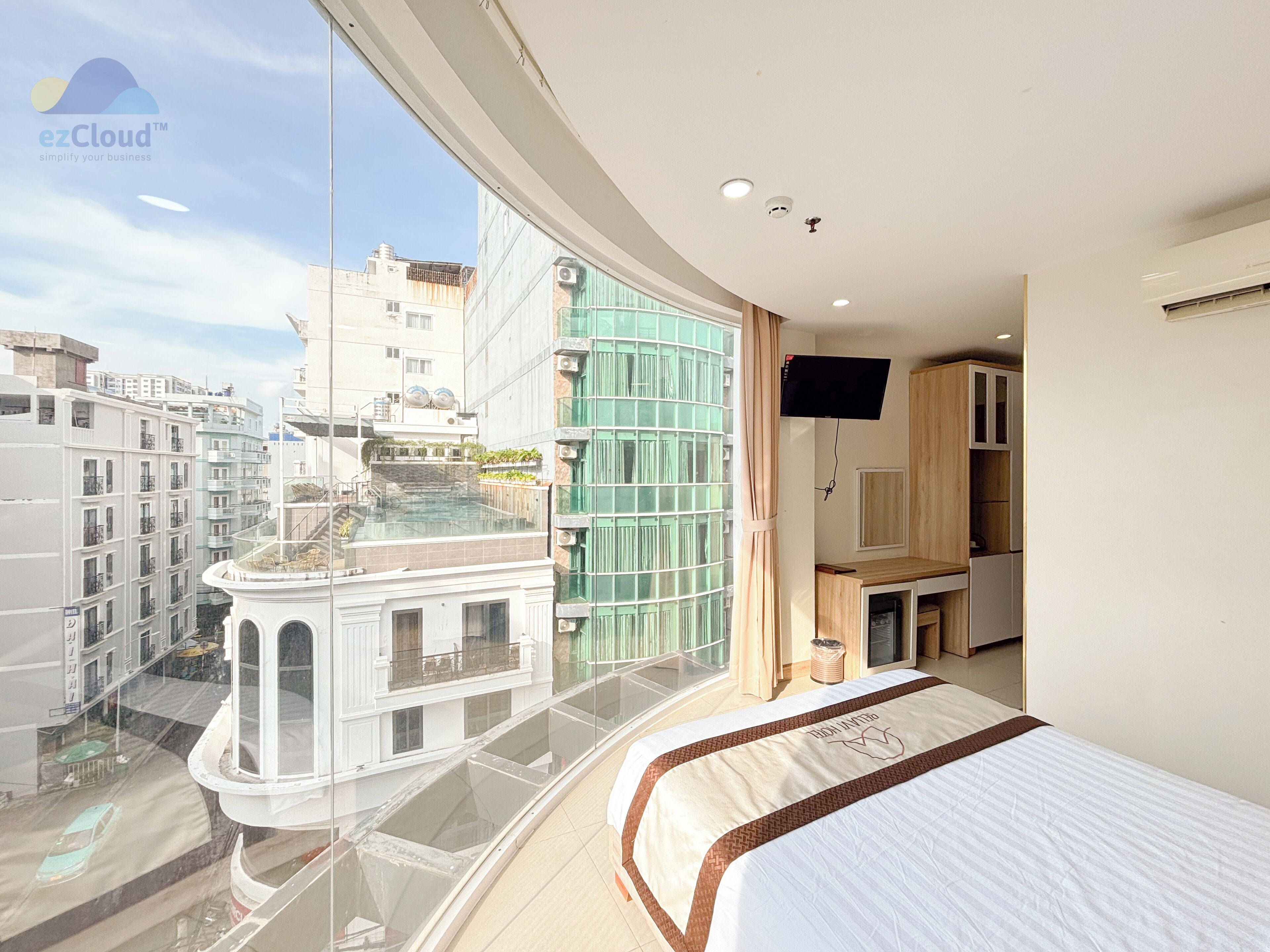 Minibar, espacio para trabajar con laptop y sistema de insonorización 